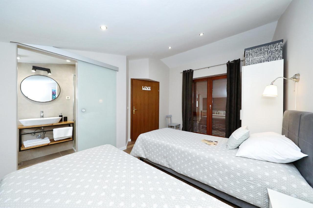 Apartments "Villa Antisin" With Heated Pool Zadar Ngoại thất bức ảnh