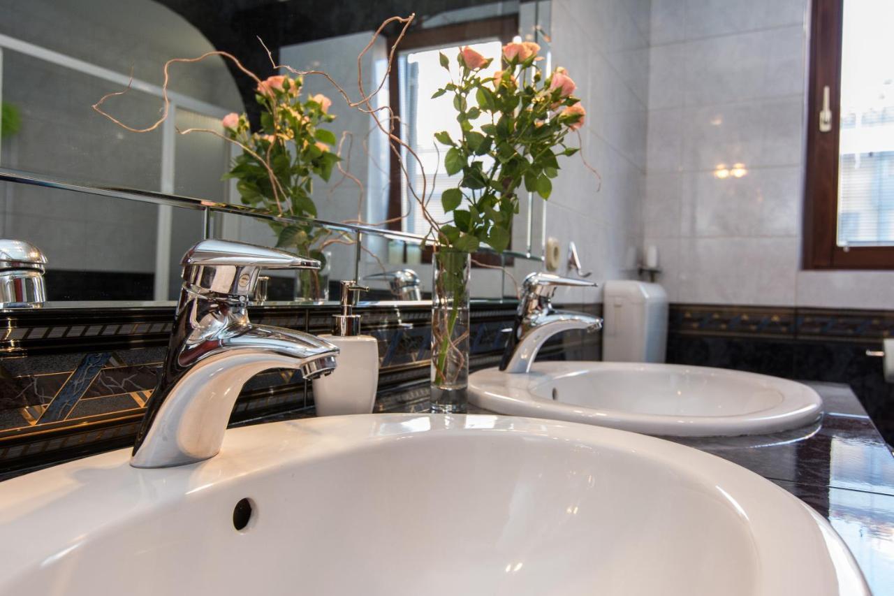 Apartments "Villa Antisin" With Heated Pool Zadar Ngoại thất bức ảnh