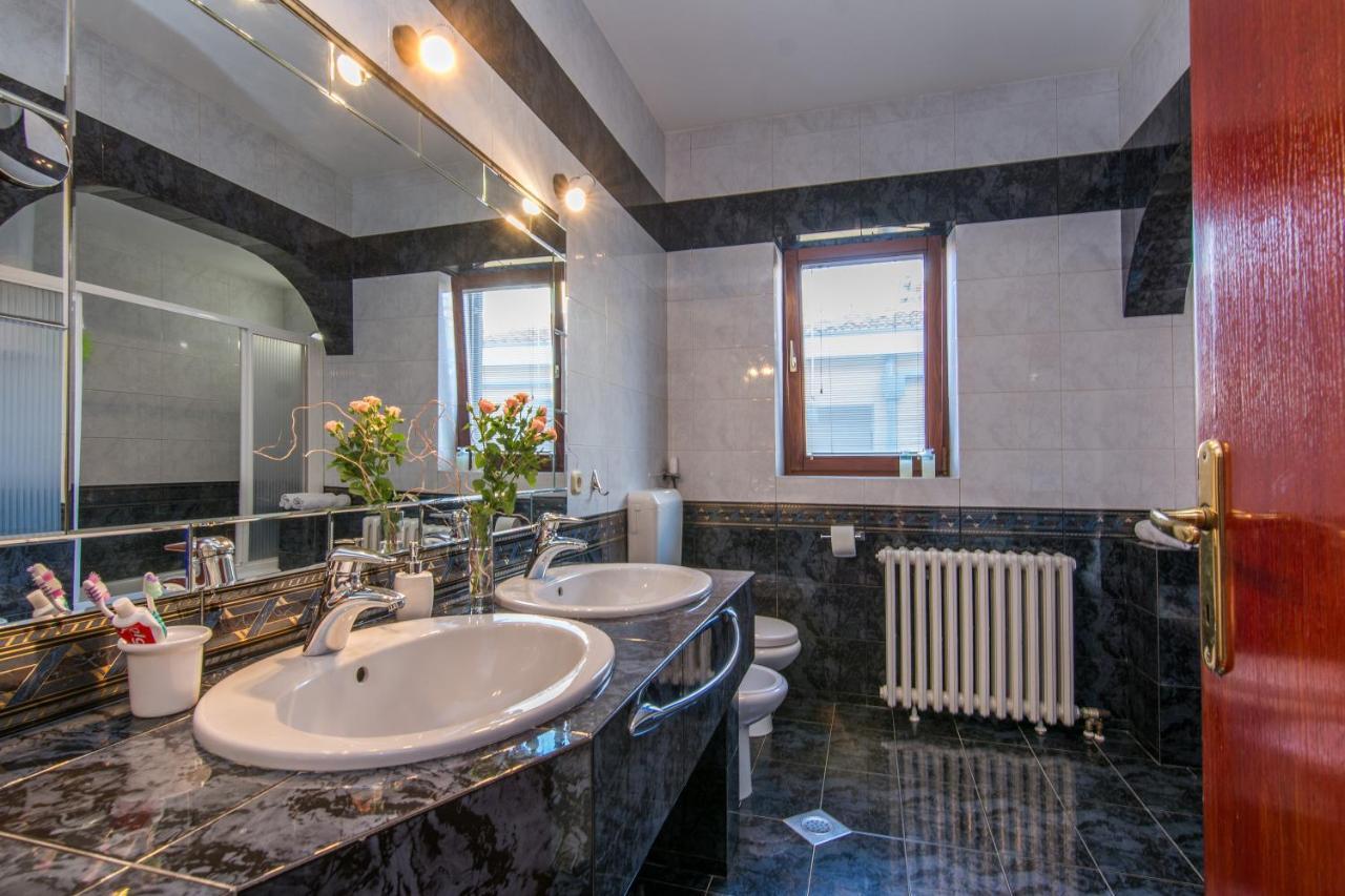 Apartments "Villa Antisin" With Heated Pool Zadar Ngoại thất bức ảnh